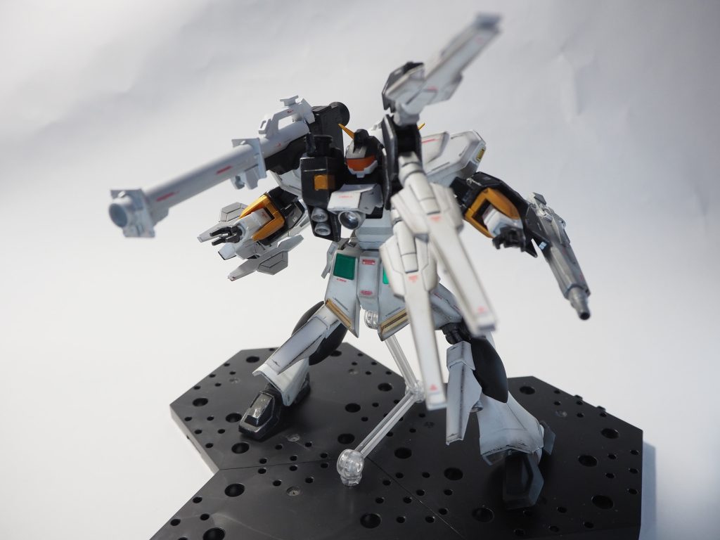 リボーンズガンダム成分も出したかったので、リボーンズキャノン形態にも変形させました。キャノン感が薄かったのでハイパーバズーカをネオジム磁石で取り付けました。