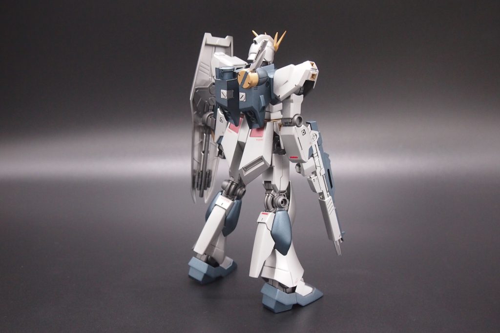 メインカラーはクロームシルバー、紺色っぽいところはメタルブルーにアイアンを混ぜて調色しました。他はゴールドやメタルレッドで塗装しています。調色した紺色はなかなか良い色合いになったのでお気に入りです。