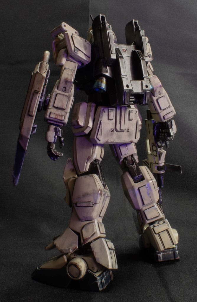 全体的にテクスチャとモールドを増やして情報量をアップ腹部パーツを改修して、前かがみポーズ取れる様になっています。