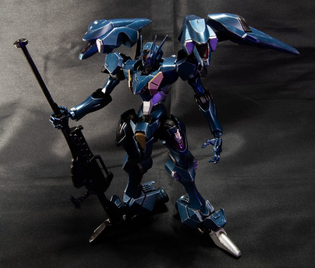 腹部パーツをもう一段追加して、前傾姿勢、張った感じを追求。ひざの部分も、より角度が付くように削り込んでいます。