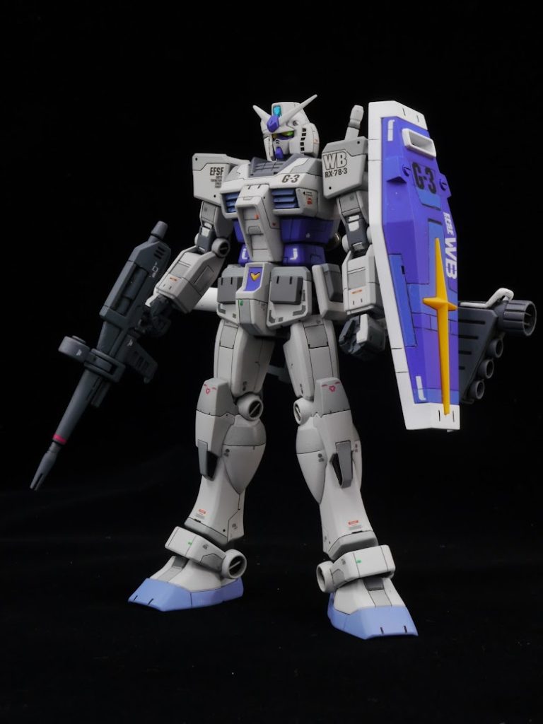 デカールはRG用のものを流用しました。墨入れは水性ホビーカラーをマジックリンを加えて流動性を高めたもので入れています。シールドと腰のマーキングは黄色の成形色のまま使いました。