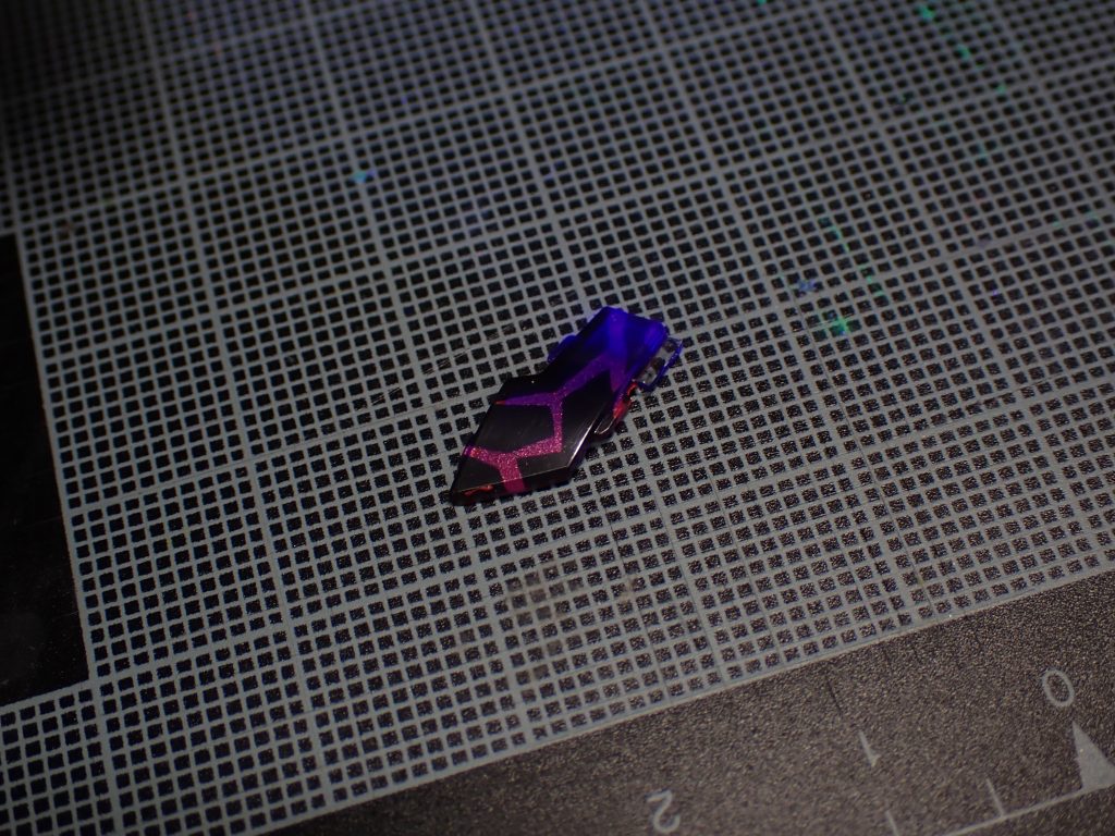 シェルユニットは怒りに燃えるニカ姐の念が宿った為か、稲妻模様に。模様は三角に切った1mmマステをパーツ裏に貼り、黒く塗ってからマステを外してルミネ青→メタリックレッドを重ねています。この為ブラックライトを当てると赤→青に色が変化します。