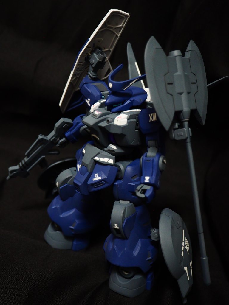 フロント①肩、脚部シールドのⅩⅢのマーキングはラウダの学籍番号「KP013」から取っています。