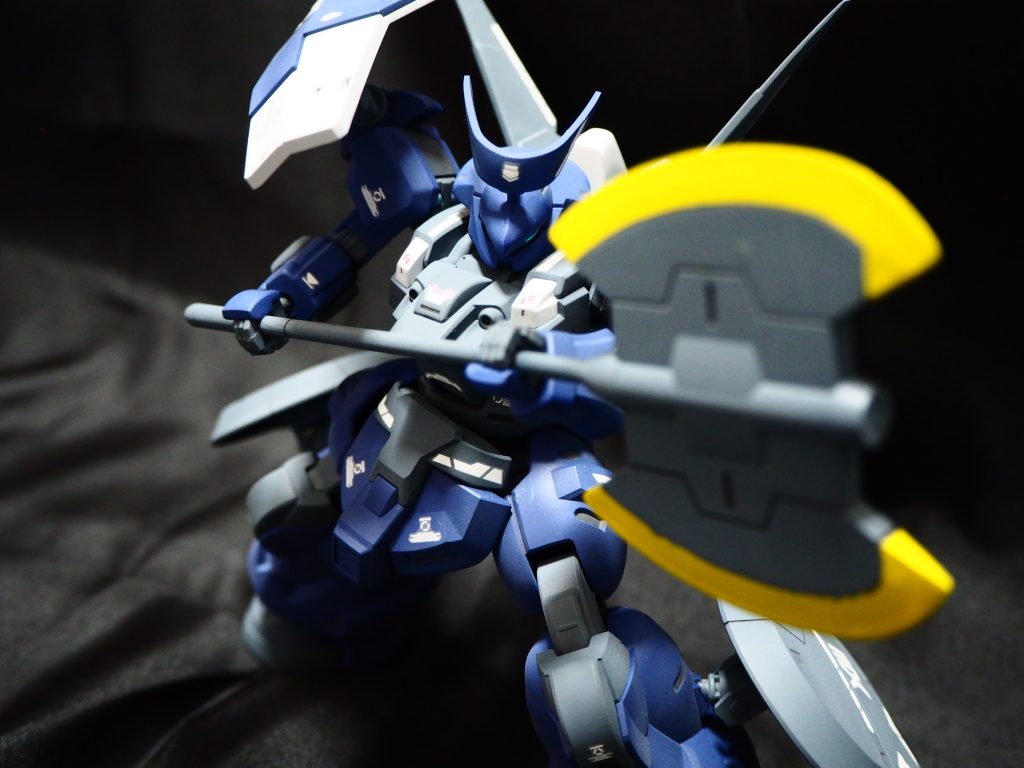 斧構え先述したように2個キットあるのでヒートアックスはアクティブ状態と懸架用で2パターン作りました。刃部分に合わせ目あるのはちょっと厄介ですね(ポリパテの粉塵にまみれながら)