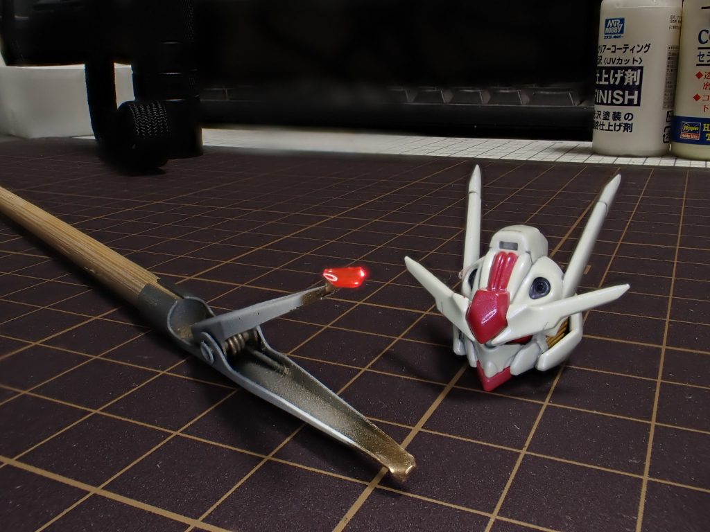 アイカメラはあまり使われなさそうな赤いシールを採用してみました。怒りに燃えるニカ姐の(略)こちらはルミネ赤を塗り、レジンでツヤを出しています。