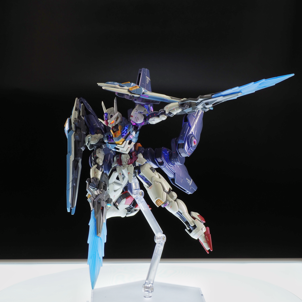 ズバババン！塗装はアクリジョンをエアブラシで。全体にフレーム色でもあるベースグレー＆黒鉄色＆グレーバイオレットを下地とした後、・白：ベースホワイト＆グランプリホワイト・青：ベースブルー＆すみれ色・赤：ピンク下地→モンザレット＆マルーン・黄：ピンク下地→イエロー＆VGパール・紫：ベースブルー＆パープル・橙：オレンジイエローをそれぞれ吹きました。スミもリターダーで希釈したアクリジョンで入れています。