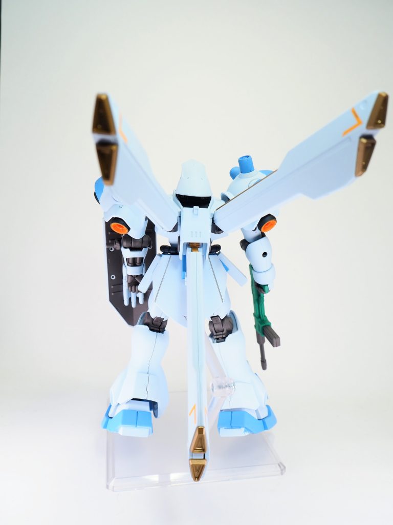 背部バックパックは金で塗装