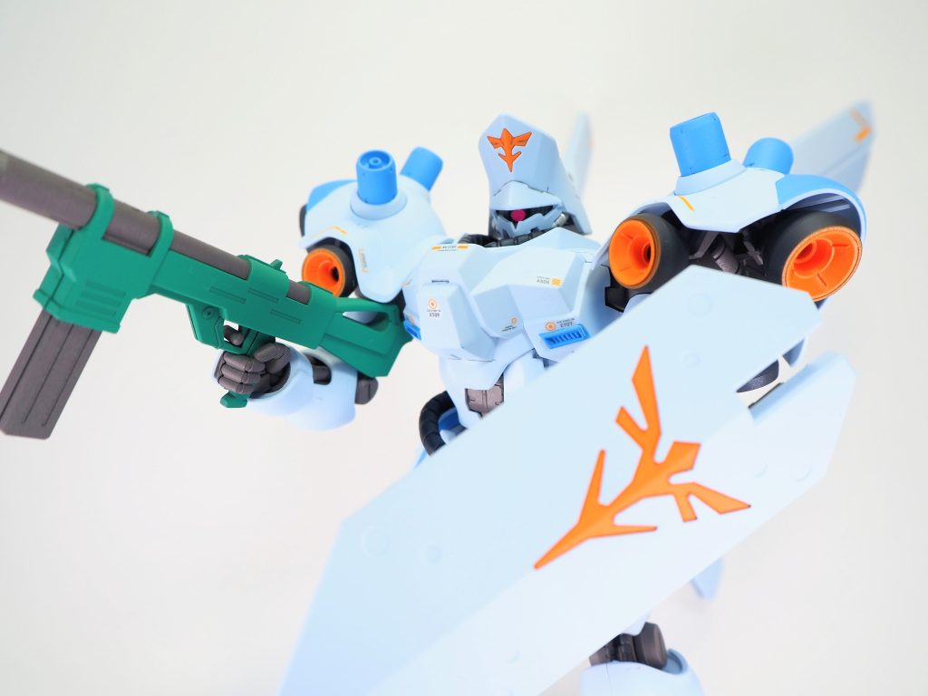 数枚寄りで肩のポッドやアーマー、胸部排気口は少し濃い目のブルーで塗装しています！