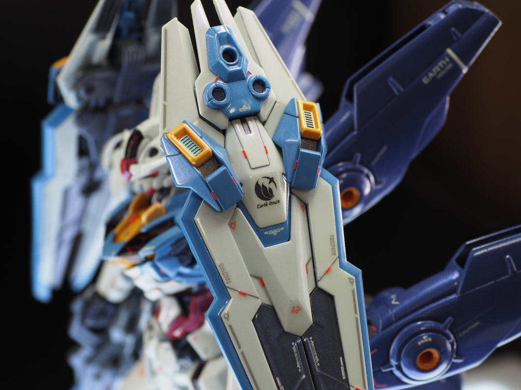 デカールはガンダムデカールを使用。(地球寮のマークを貼りたかったので)更にパールを使った光沢仕上げにしたかったので、デカールの段差もクリアを重ねてヤスって目立たなくしました。