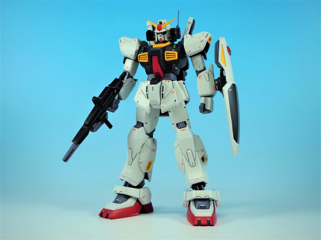 基本装備ライフルもニコイチしている為、トリガーガードが付いているのがポイント合わせて持ち手も専用に自作全身のデカールはすべて段差消しを行っているので光に当てても大丈夫