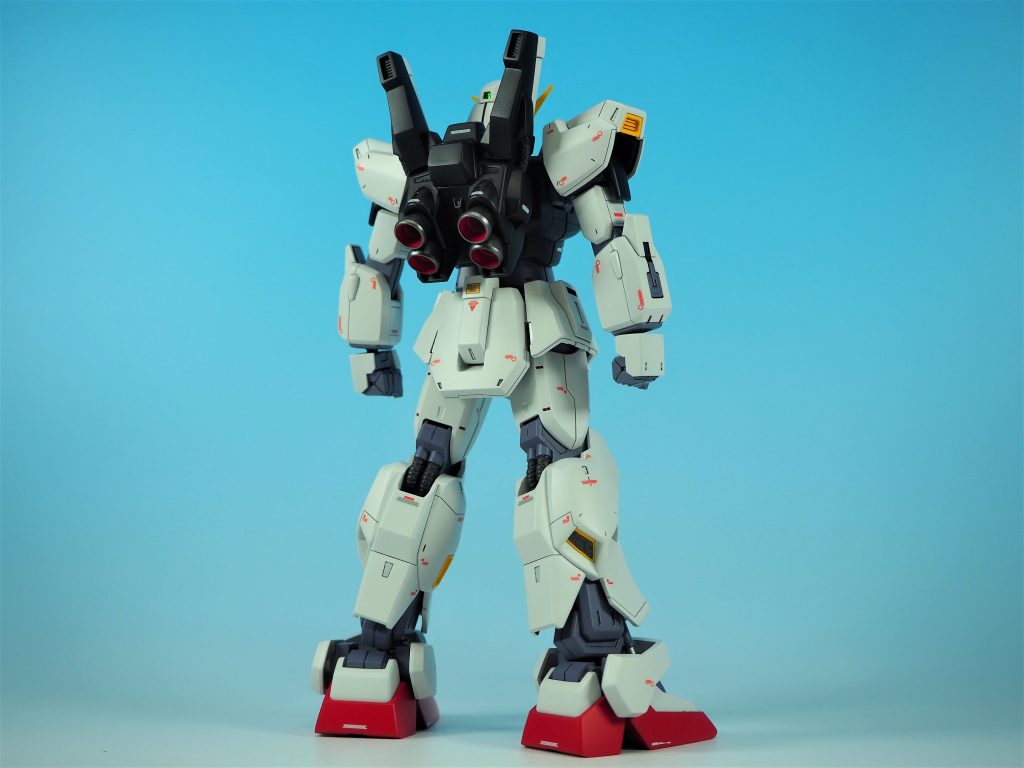 リアバックパックは旧HGUC版をベースにREVIVE版を組み合わせて製作使わない右腕の軸穴はカバーパーツを作って埋めました肉抜き箇所はただ埋めるのではなく、加工してディテールの一部として使用しました