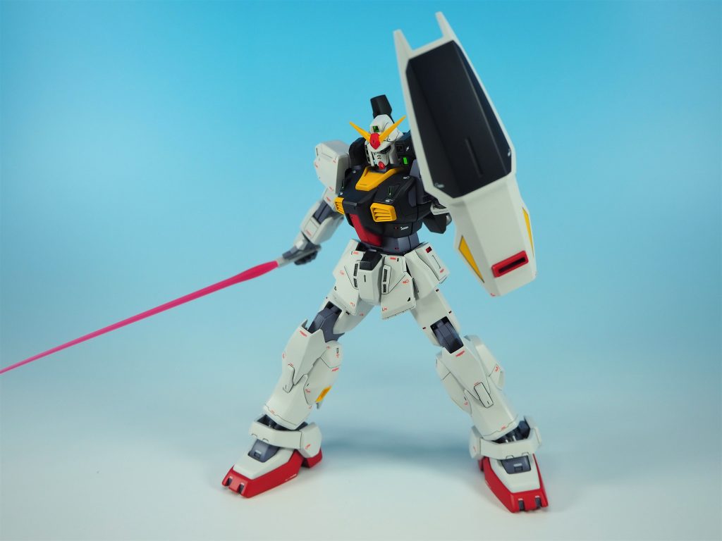 ビームサーベル専用持ち手はサーベルのスイッチを押す形で再現プロポーション重視で作った関係で肘の二重関節が無いのでこちらのできるポージングは限られている