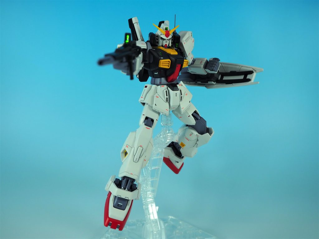 ビームライフル構え旧HGUCが上半身の為、腕周りには現代のガンプラほどの可動は無いもののMk-Ⅱ特有の肩可動のおかげである程度なら自然にポージングが可能