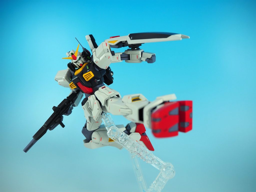 劇場版で見せた蹴り下半身のREVIVE版は可動に優れたキットなのでこちらは難なく可能脚部のショックアブソーバーのシリンダーは足首を改造してプラ棒で新造しました