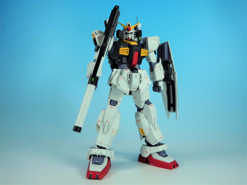 全身にはデカールとパネルライン以外にもレッドチップを新規に配置しプレーンな見た目に情報量を増やしていますコックピット部分の赤い所にはメタルグリーンのチップを使用