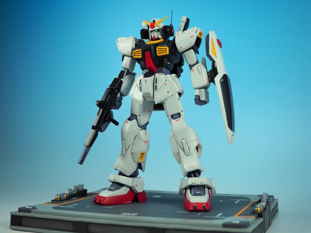 立ち姿を重視したプロポーションなので、この状態が一番キマります