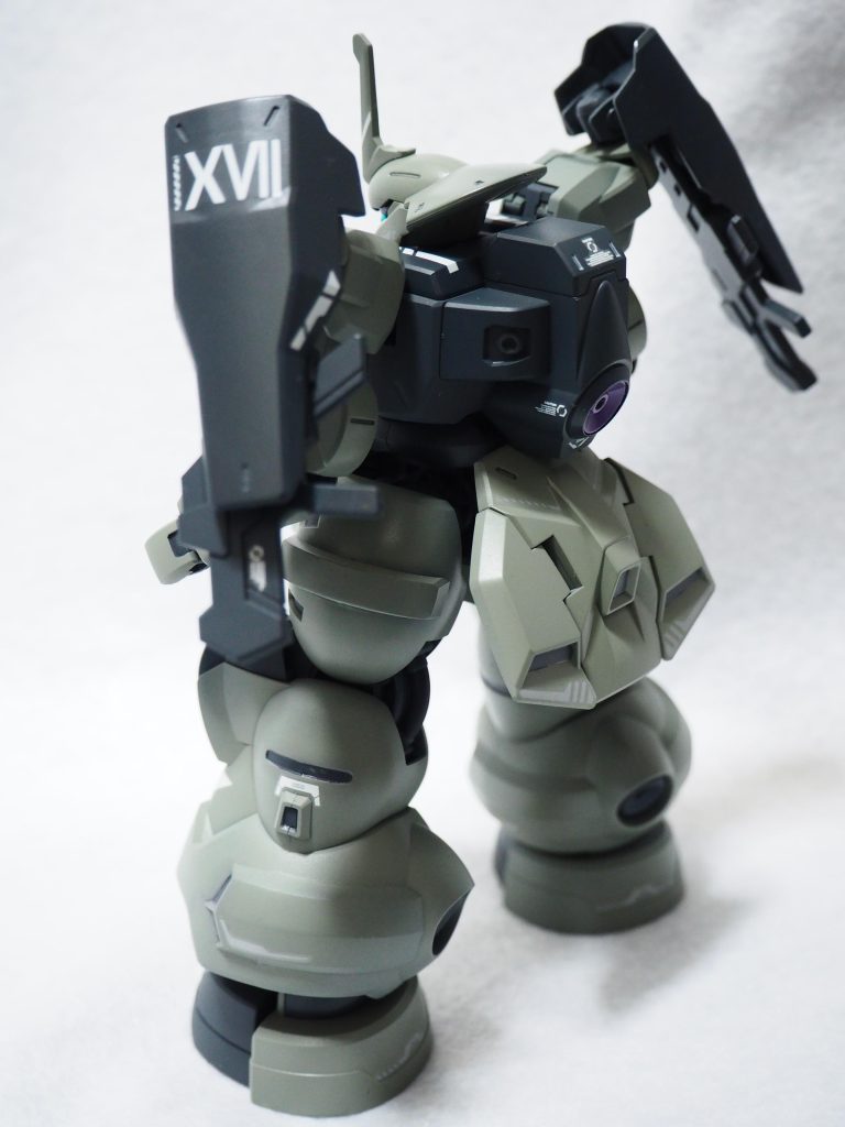 近接戦してるよりライフルで中距離戦イメージが強いので肩シールド*2にライフル2丁持ちにしました。ラウダ機のようなミキシングや形状変更はしてません。