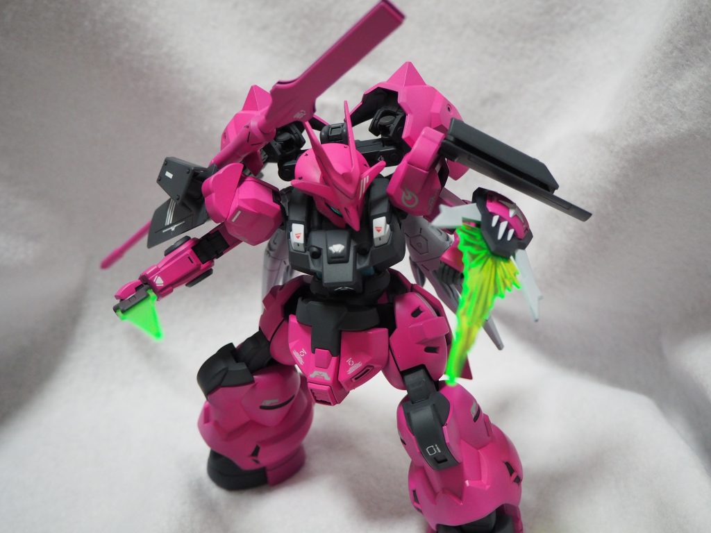 左腕のシールドはデスサイズのもの。お陰で2刀流が可能