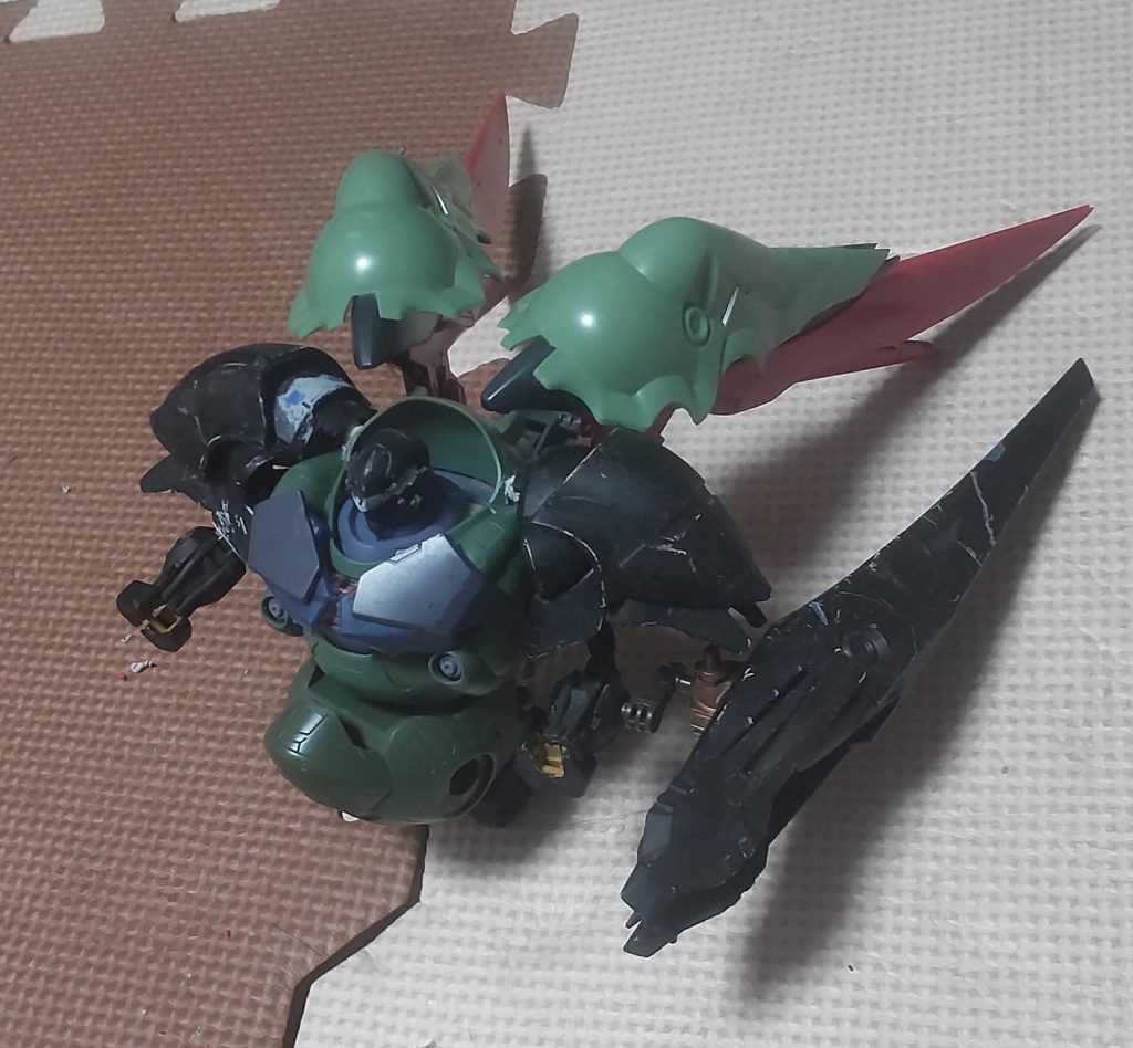 前作を解体し、さらにボリュームを増やす方向で進めました。頭部と肩はそのまま使用しています。