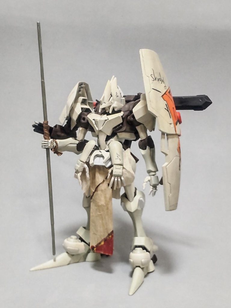 全身です。武器の三節棍と布以外は全てガンプラでできています。どのパーツを使っているかは探してみるのも面白いかもしれません。