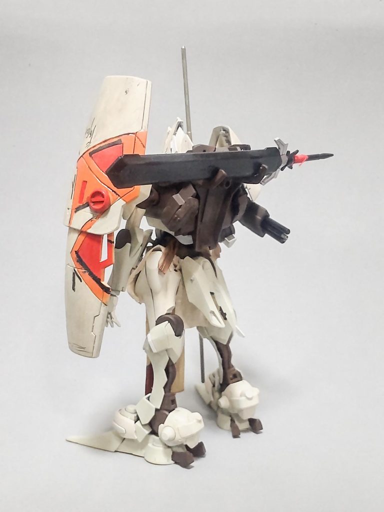 背中もゴチャゴチャとガンプラのジャンクを元に構成しています。