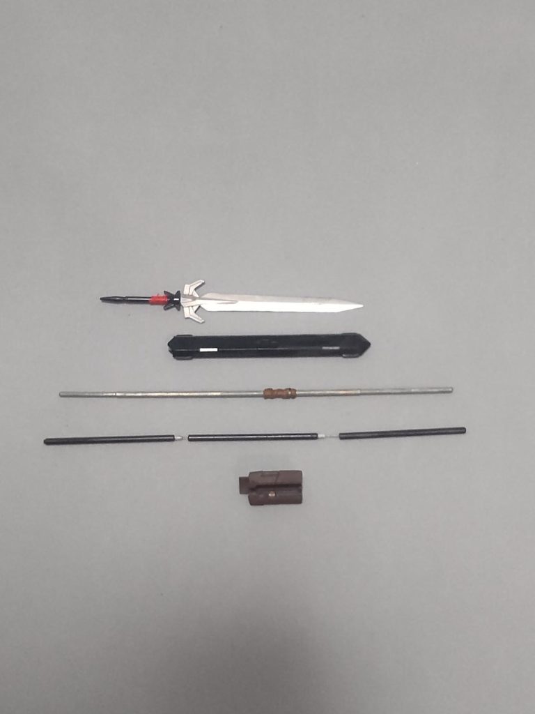 聖剣エル・ミュートは原作と違いソードメイスを鞘にしています。三節棍はプラパイプと百均チェーンで作りました。