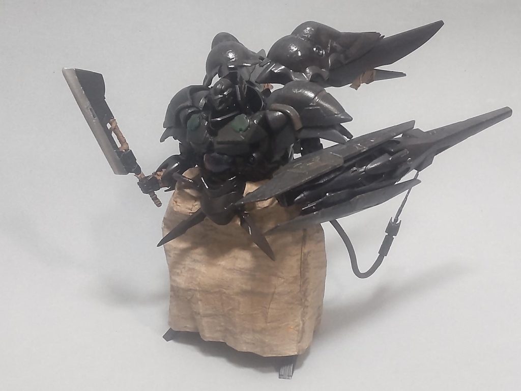 設定画が1枚しかないので、小説の挿絵を集めて見比べながらそれっぽく作りました。本体は144グシオンとマンロディです。