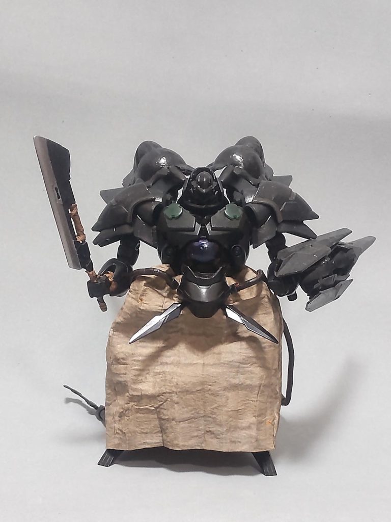 どっしりとしたお相撲さん体型を目指しました。頭部は辟邪を元に削っています。肩はサンドロックとヘルムヴィーゲを合わせています。腕はマンロディの脚部です。