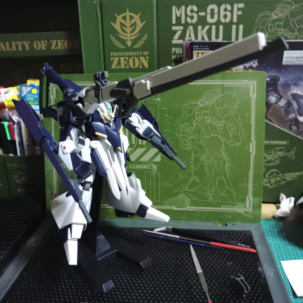 先ずは何時も通り素組み。元の白でも良かったのですがフライルー如く色も翔んでたので塗り直しました。