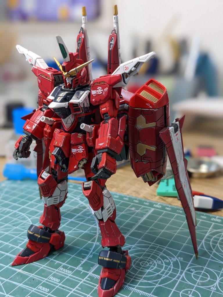 足首の延長を行ったまでは良かったのだけど、とにかくグニャってしまうので大変。姿勢を正そうとすると周りの部品がポロポロ、、。色々と接着しちゃいました。