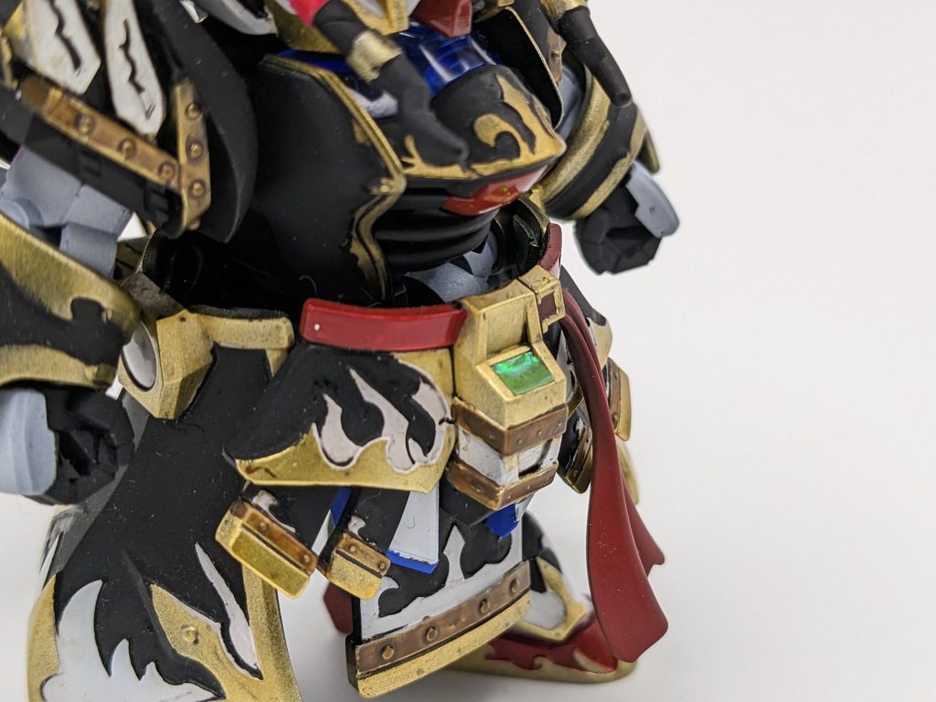 胸のクリアパーツは一部活かしてます。胸の部分の細かいエングレービング塗装は、いい練習になりました。