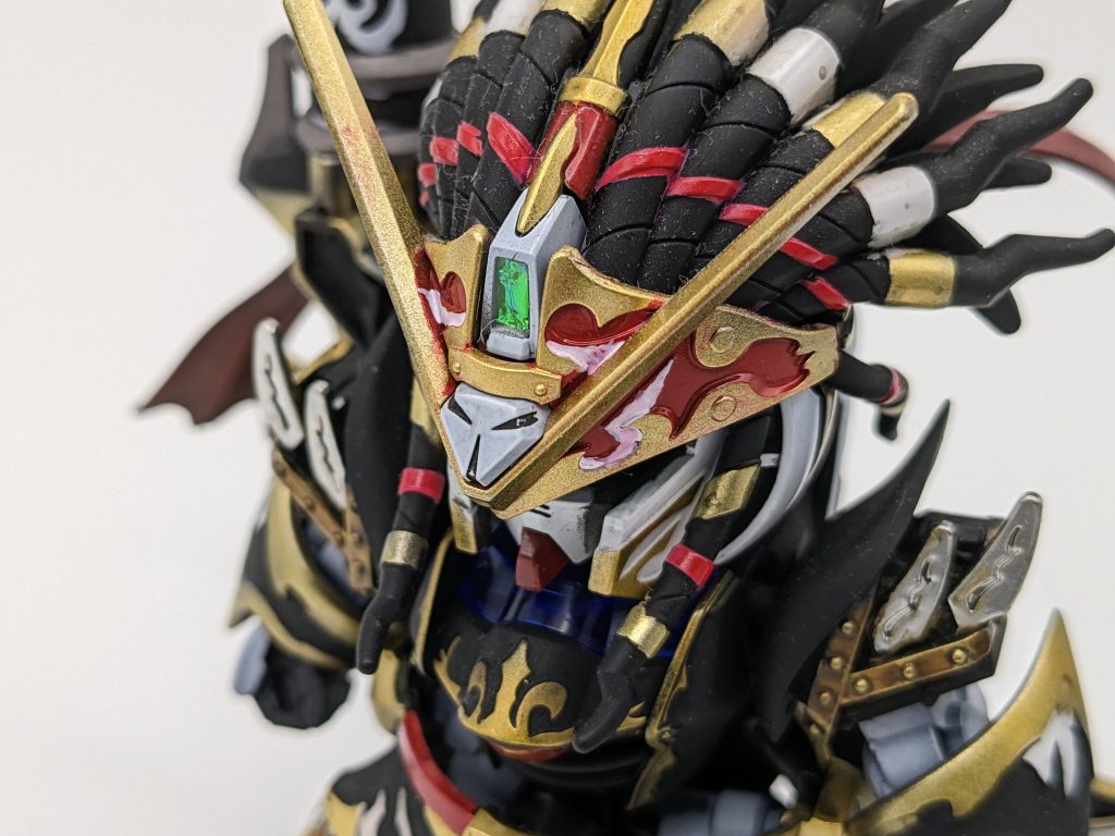 髪の毛の留め具（？）を色分けすると、グッと完成度が上がりますね。メインカメラはホログラムテープの上からカラーレジンを流してみました。