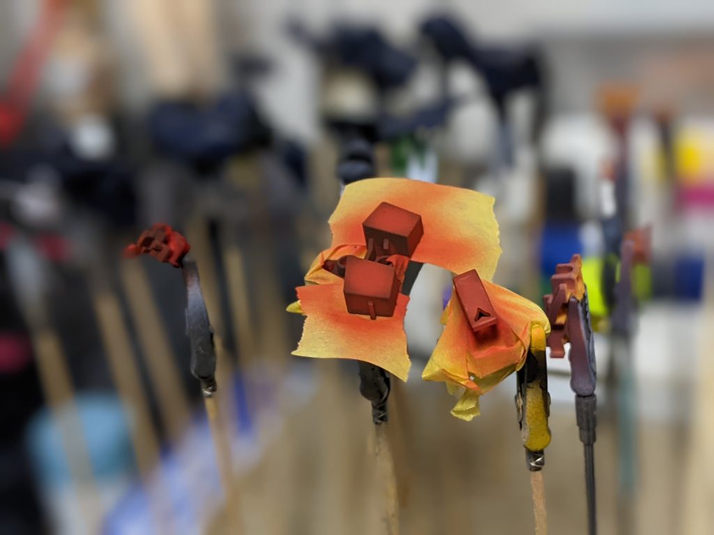 赤や黄色も自分の納得のいく色に調色し、塗装