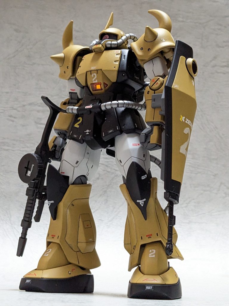 設定画ぽい角度で一枚。実は黒いパーツにスジ彫りを入れてるのですが、いかんせんフラットブラックで塗装したもので全然わからないですね。ヒザパーツの下のとんがった所にはガンダムシールドの十字パーツの先端を切って取り付けています。