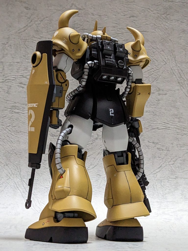 リアショット。シールド基部も旧hgucグフから。そちらにはサーベルを収めるスペースがあり、そちらを利用するためにリヴァイブグフのサーベルのオレンジパーツを削って収まるようにしました。