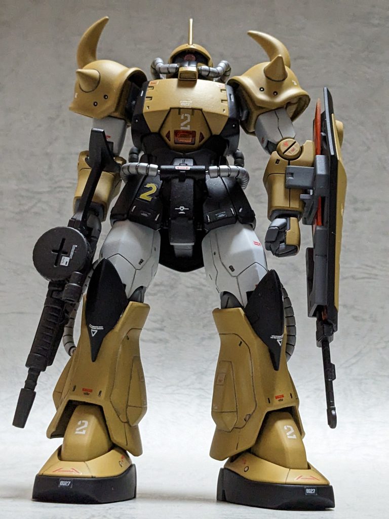 いつものあおりで一枚。オリジン版のキットは、どうしても上半身の横幅が気になったので、リヴァイブグフのパーツを使用しています。また足パーツは設定画の大きい感じをイメージして、グフ・カスタムのものを利用しています。リヴァイブグフよりちょい大きめなのが良い感じだと思っています。