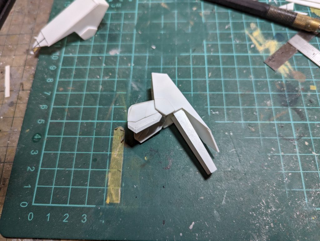 角以外の追加部品は全てプラ板から切り出しました。こちらは肩装甲の組み立て途中の画像です。貼りつけ・箱組・すじ彫り等の作業を合わせて装甲を制作しています。