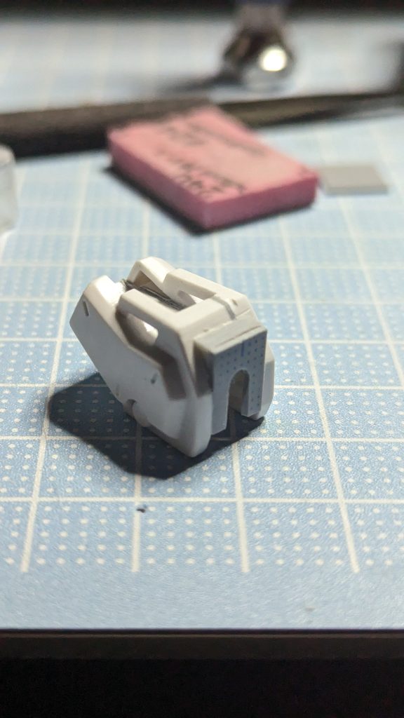 肩パーツはBB戦士のを縮めて、被せられるようにしました。