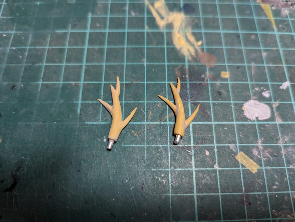 角はエポキシパテからの削りだし。右が削り出しで作ったもので、左はおゆまるくんを使用し複製したものです。