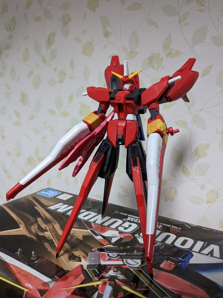 脚部にパーフェクトストライクフリーダムの翼、腰はイージスのものを使用しただけで残りはセイバーガンダムが主です。顔はライトニングFbを使用しました。