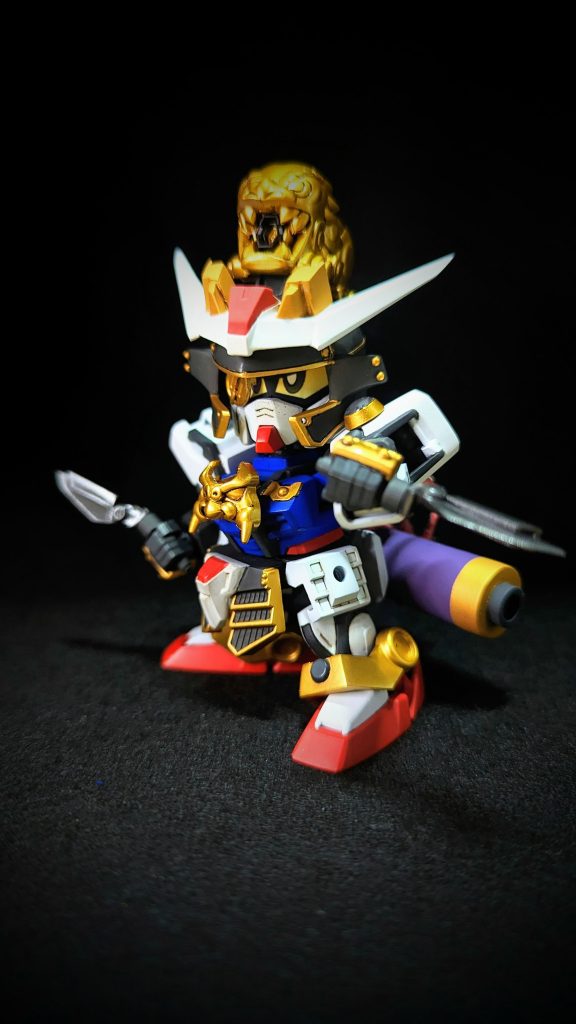 兜の立物の一部は隠し刀になります。アーマーシュナイダー的な感じです。