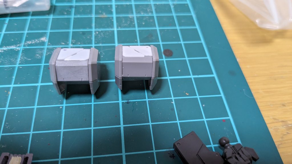 肩は上部と側部がのっぺりしていたのでモールド追加。