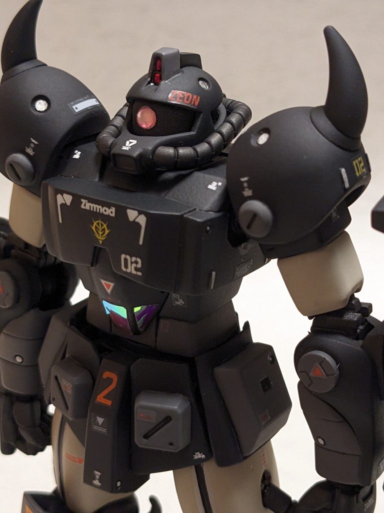 口のダクトのスリットが他のとは違い縦なので、市販パーツを使用したのですが、全然分からないですね。あと、ディテールアップシールだと、どうしても余白が目立つのですが、額に付いてるzeonの奴がどうしても好きでいつも付けてます。