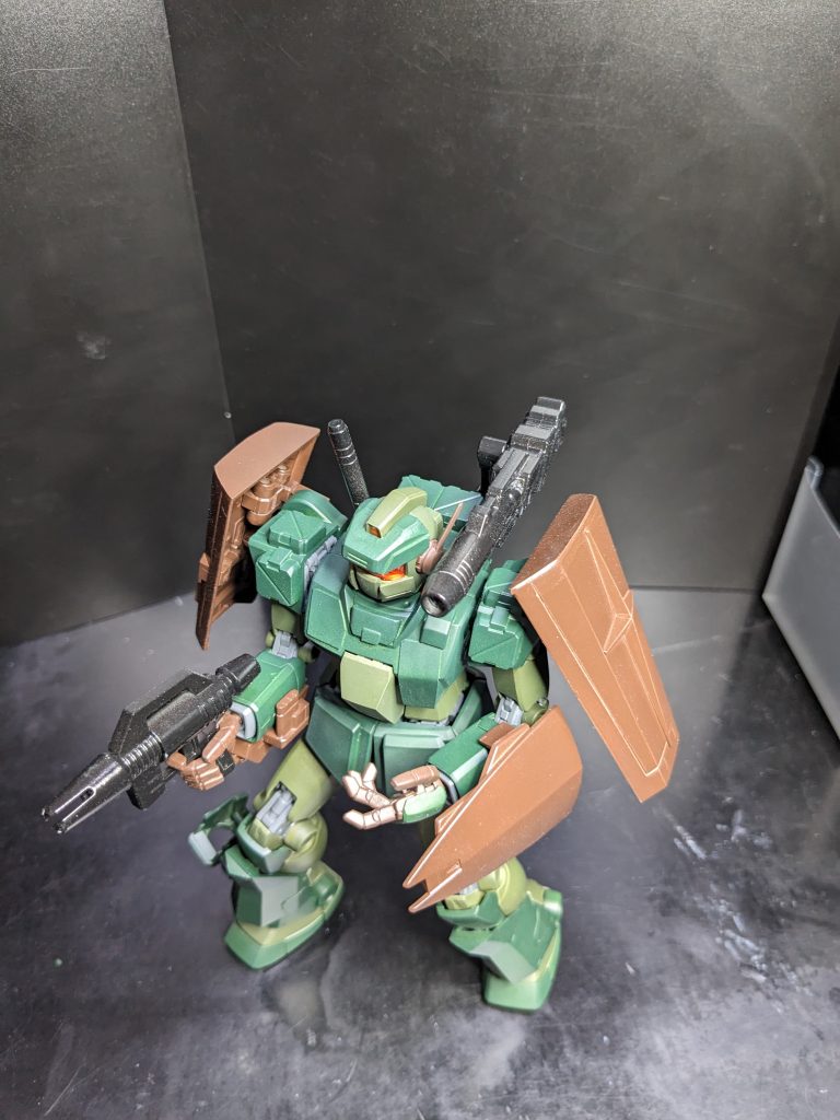 弾切れしたら捨てて、近距離はビームスプレーガン、遠距離はキャノン砲で応戦。