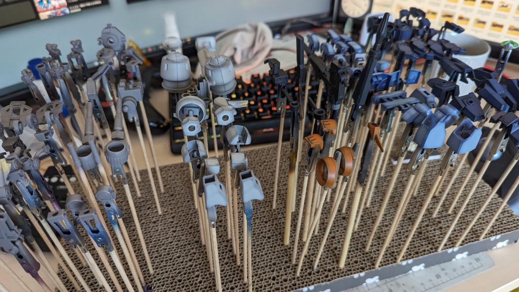 キット本体の話を書き遺すに。パーツ数はソコソコ少ない感じ？でモールドも少ないので、色々と凝った作例が色々と出そうですね。機体形状的には平面が多いので、グラデーション塗装の練習にも良い気がしました。まぁ・・・何というか最終回に出番があってよかったデミバーディング。