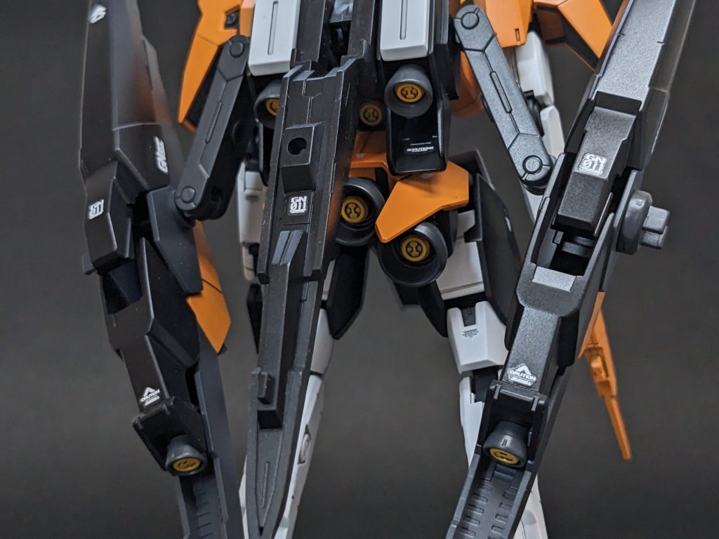 普通のバーニアはOOの世界観に合わないと思ったのでリベットパーツでGNバーニアを再現