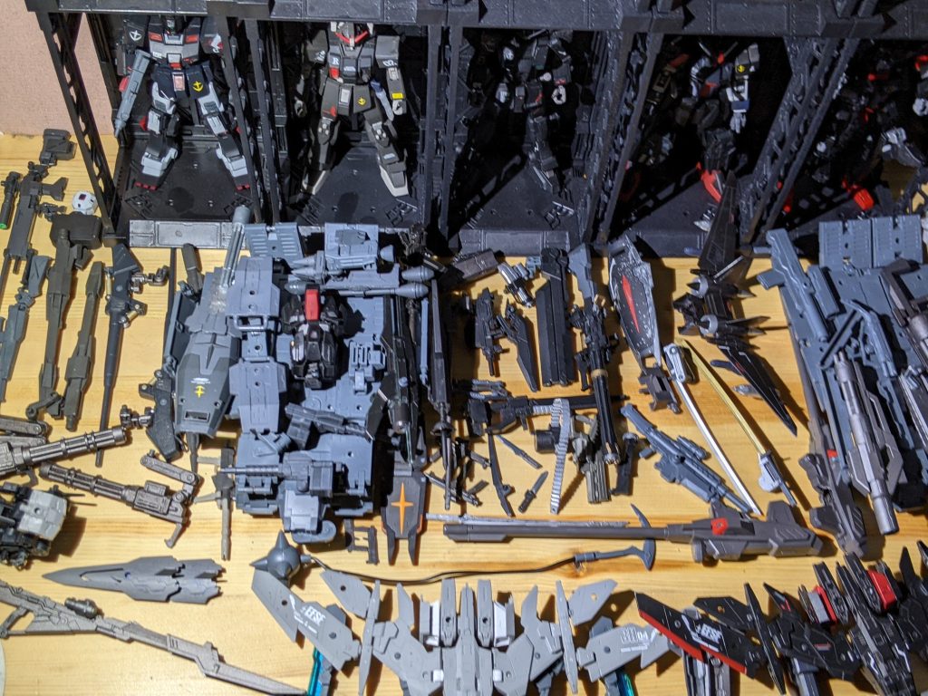 とりあえず真上から。これらすべて、どの機体でも運用出来るように制作しました。（相性はありますが…）せっかく並べたので、おさらいしますか！そもそも「サイレントフリーク隊」とは？一年戦争の裏で動く連邦の特殊部隊で、それぞれの「目的」を探し求める者で構成されています。情報収集から暗殺まで多種多様にこなし、自分達の正義を貫く生き方をしています。協力はするが、次もそうとは限らない。姿もなかなか見せず、迅速排除、即離脱。連邦内では「静寂なる変わり者」と呼ばれ、この名前になった。あくまでも正義に準ずることから、連邦を悪とみなせば、一人残さず潰す冷酷な一面もあり、そこからデータと武装を盗みながら戦う部隊。やることはやる為、上も扱いに困っている。これは、一つの視点である。