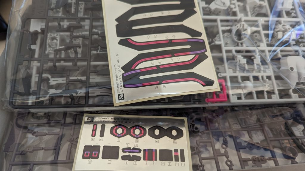 ということで実質的に1話しか活躍がなかったシュバルゼッテ君。しかして「流石ジェタークだな」と思わずに居られない動きとカラーリングが印象的でs…それでこのホイルシールか。