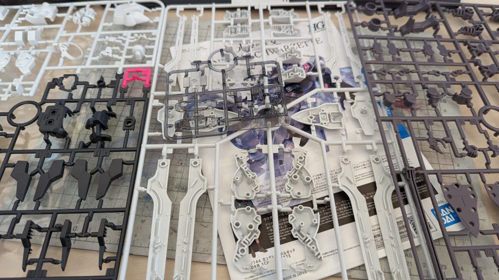 ランナーは実質的に3枚なので非常に組み立てやすいです。ただ【腕】がちょっとジェターク社の MS にしては細いかな?という印象。