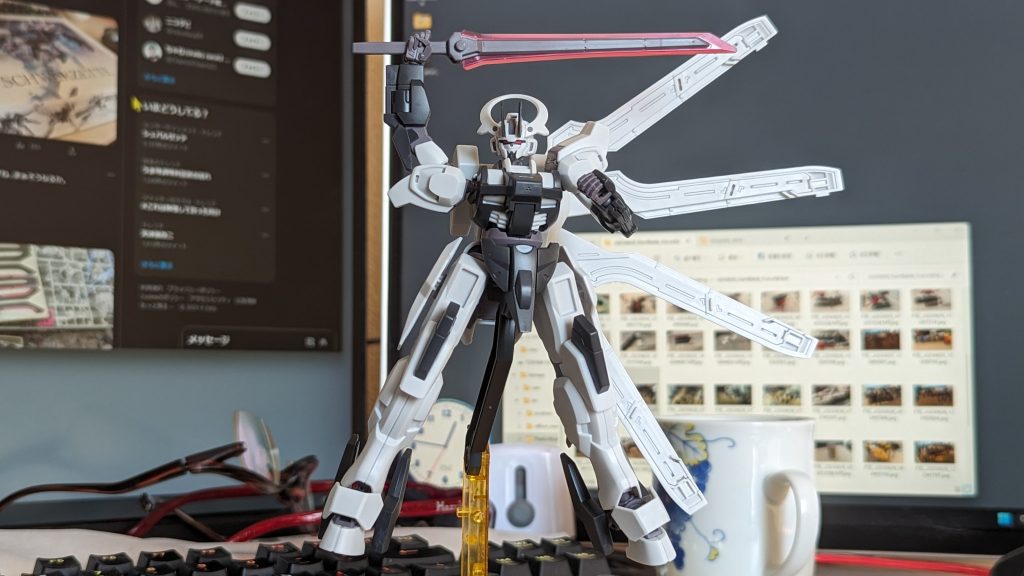 シェルユニットを塗装する事を考えると、機体本体の部分は割と真っ平らですが、ビット部分が穴だらけなのでソコが問題かな…面倒くさい人はもろちんホイルシール貼って終了で良いと思いますが。